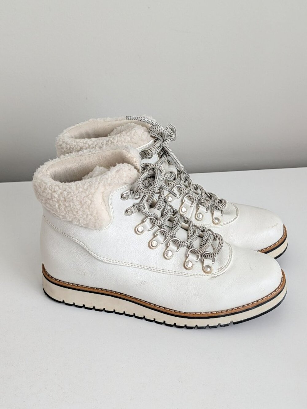 White Mountain Boots Women's Size 7.5M White Faux Fur Hiker Ankle Lace Up